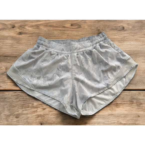 Lululemon Hotty Hot Short 2.5" Lined White Gray Printed Shorts Women's Size 6 - Picture 2 of 12